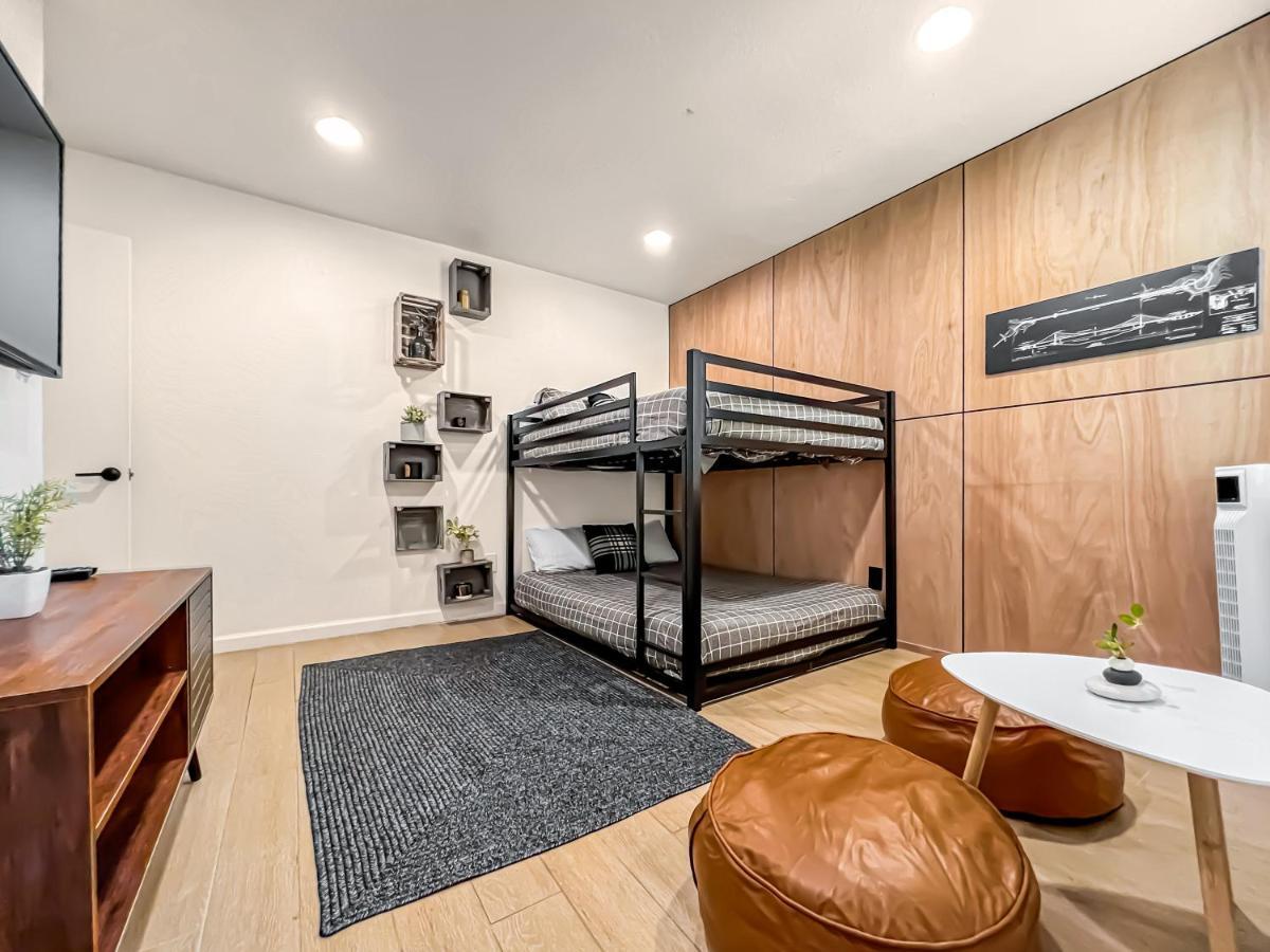 Open Airy Custom Designed Home - 2Kings - Sleeps 14 Houston Bagian luar foto