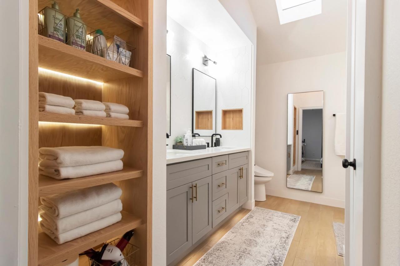 Open Airy Custom Designed Home - 2Kings - Sleeps 14 Houston Bagian luar foto